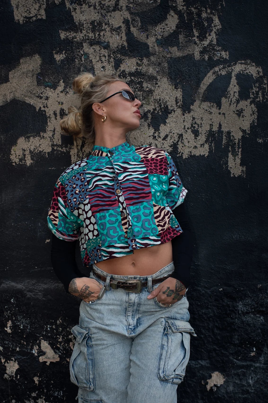 2CC cropped print top worn against a dark textured wall in Norrköping